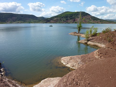 pecheurs sur une barque à moteur électrique sur le Lac du Salagou