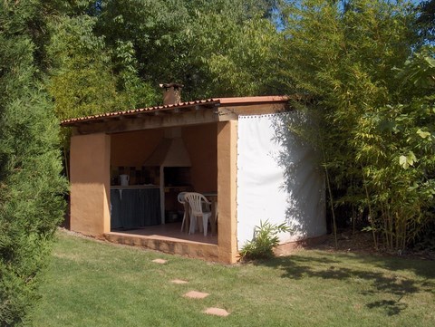 Chambre d hotes La Genestière: cuisine d'été
