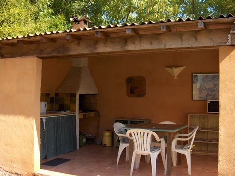 Chambre d hotes La Genestière: cuisine d'extérieur.