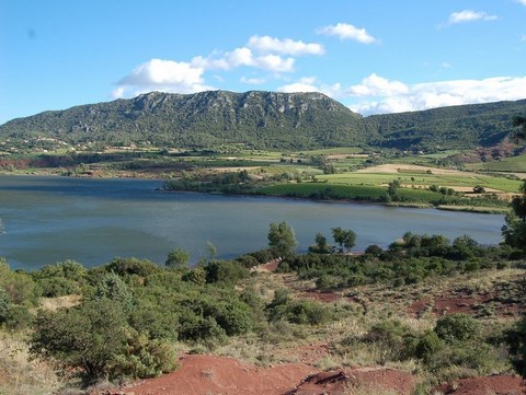 La montagne de Liausson qui domine le Lac du Salagou.