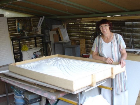 Flore de Valicourt dans son atelier de sculpture à Clermont l'Hérault.