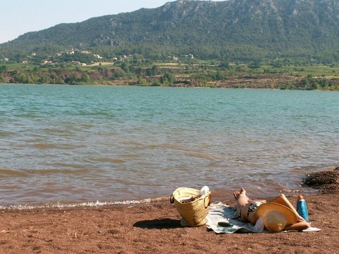 Le Lac du Salagou est une piscine naturelle