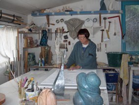 Flore de Valicourt dans son atelier de sculpture à Clermont l'Hérault.