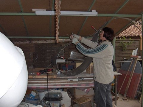 Flore de Valicourt dans son atelier de sculpture à Clermont l'Hérault.