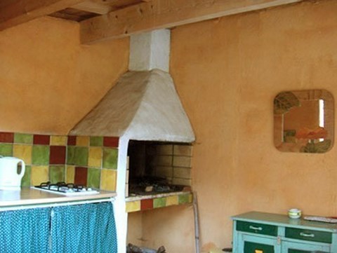 Chambre d hotes La Genestière: Le barbecue dans la cuisine d'été.