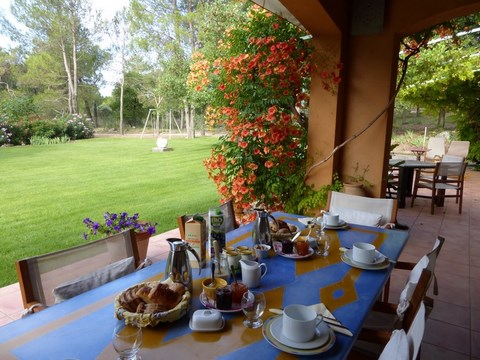 Petit-déjeuner en terrasse à La Genestière.