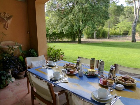 Petit -déjeuner avec vue sur le jardin à La Genestière.