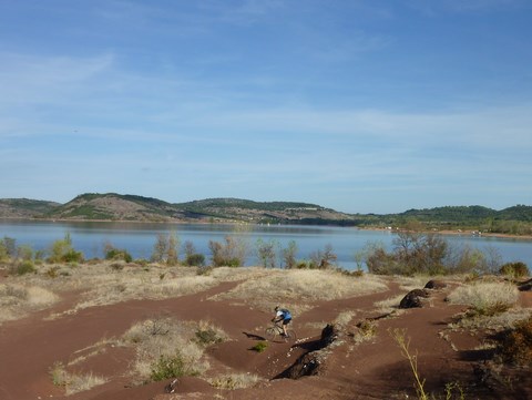 VTT dans les ruffes qui bordent le Lac du Salagou.