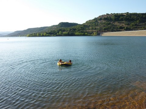 Baignade au Lac du Salagou près du barage.