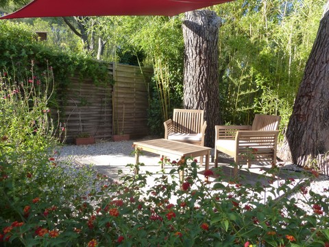 Chambre d'hôtes La Genestière: terrasse de la chambre pinède