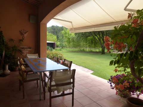 Vue sur le gazon à La Genestière.