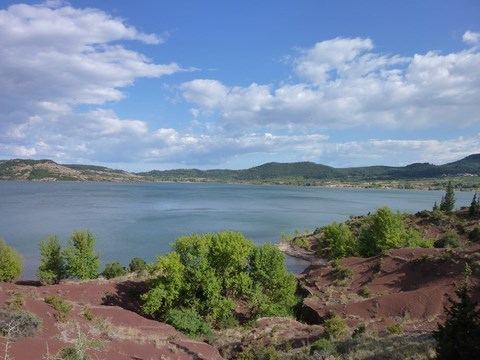 Le Lac-du-Salagou est une piscine naturelle.