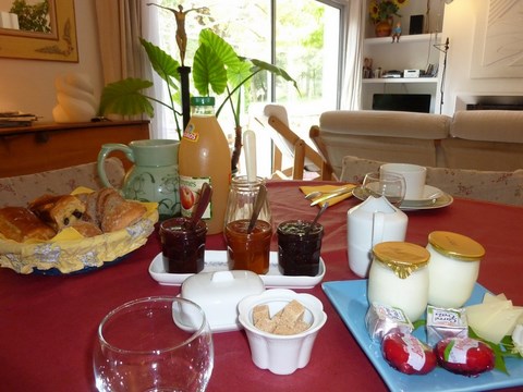 Petit-déjeuner dans la salle à manger à La Genestière en chambre d'hôtes.