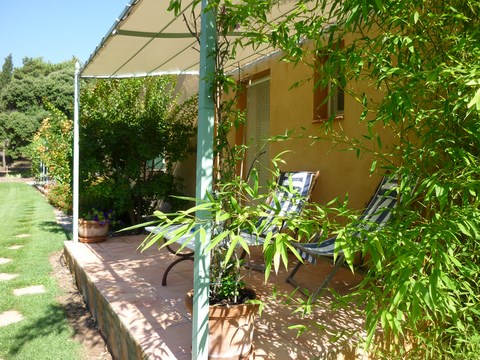 terrasse ombragée à La Genestière près du Lac Salagou.