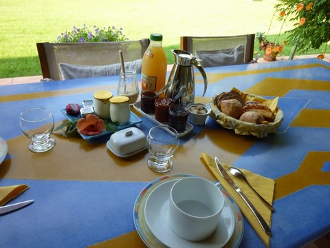 A La Genestière le petit-déjeuner est servi sur une table créee par la propriétaire.