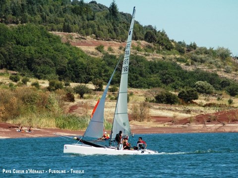 Voile, VTT, parapente au Lac-du-Salagou