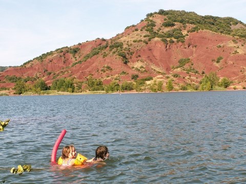 Le Lac du Salagou dans un paysage grandiose de ruffe rouge.