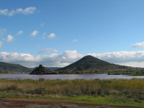 lac du Salagou: La Roque et la presqu'ile de la sure.