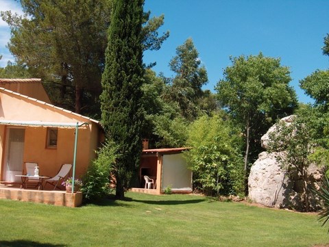 La Genestière: cuisine d'été et terrasse de la chambre d'hôtes.